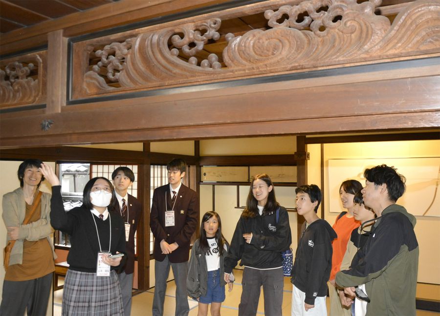 「欄間にある波は防火の願い」などと紹介する佐川高生（佐川町甲の旧竹村呉服店）