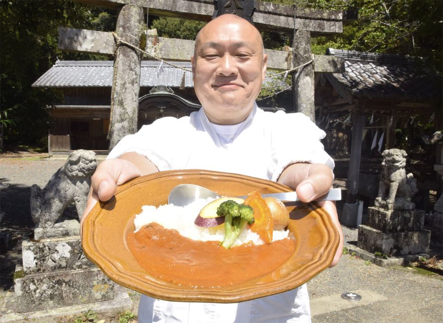 神主の小野貴正さんが提供する酸味とスパイスが爽やかな「精進カレー」(東洋町河内)