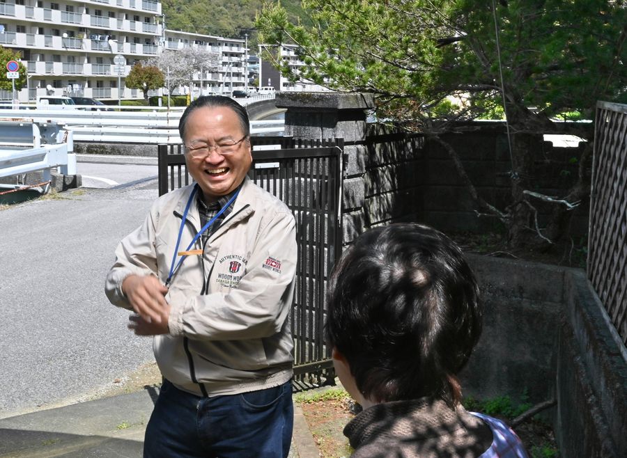 住民と話す民生委員の北川雅洋さん。高齢者宅を年４回、定期的に訪問している（高知市十津）