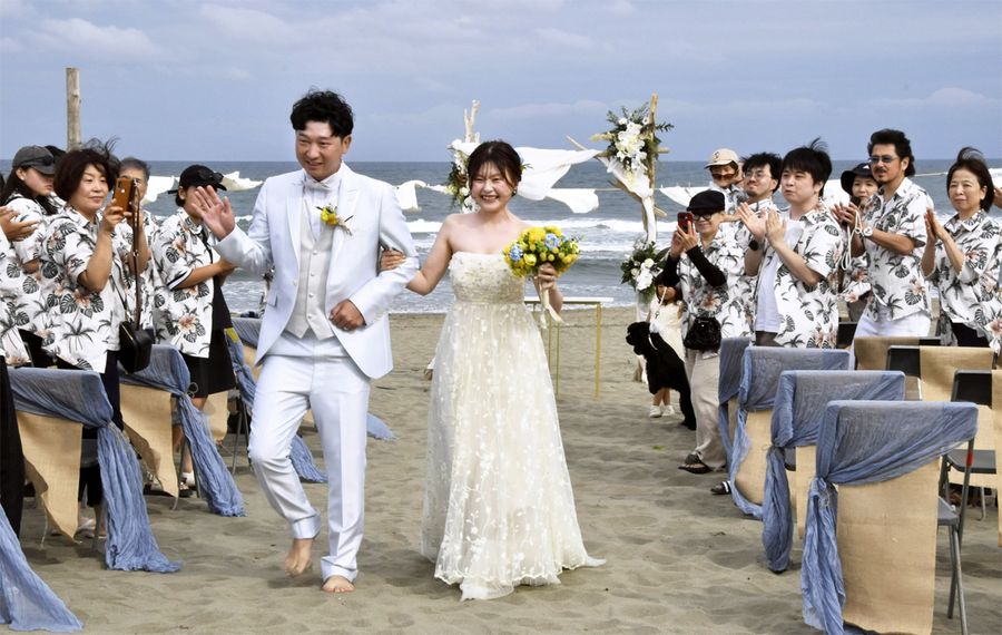 砂浜結婚式で祝福を受ける政岡伸一郎さん、みそらさん夫妻（黒潮町の入野海岸）