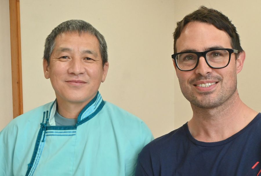 バスカさん＝左＝と、ゲストでフランス出身のギヨンさん