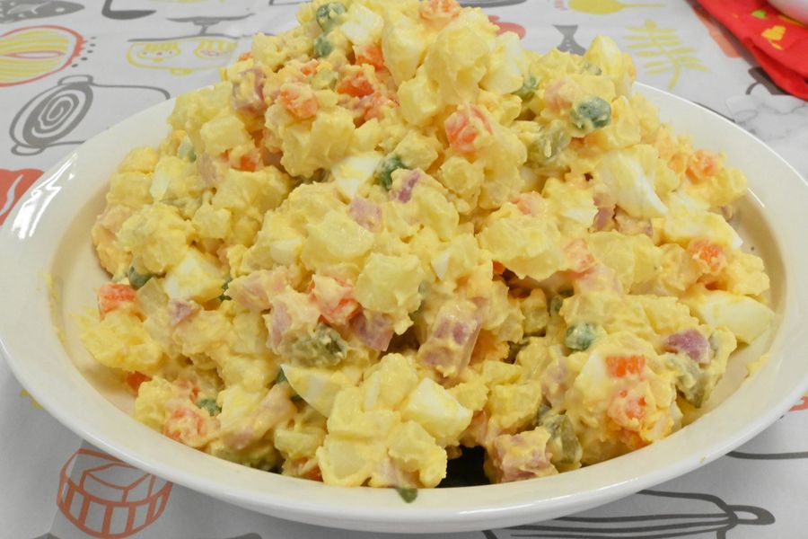 首都サラダ。貴重な野菜をマヨネーズであえ、洗練された食べ物としての意味がある名前だそう