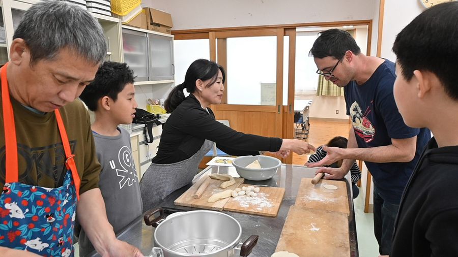 パン職人のギヨンさん＝右から２人目＝も参加