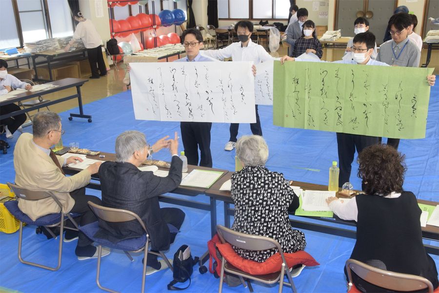 安芸全国書展に寄せられた作品を審査する書家ら（安芸市の市女性の家）