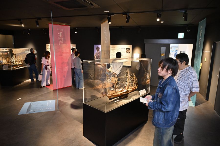 大河ドラマ化の追い風を受け、大勢の観光客が足を運んだジョン万次郎資料館（２日、土佐清水市養老）