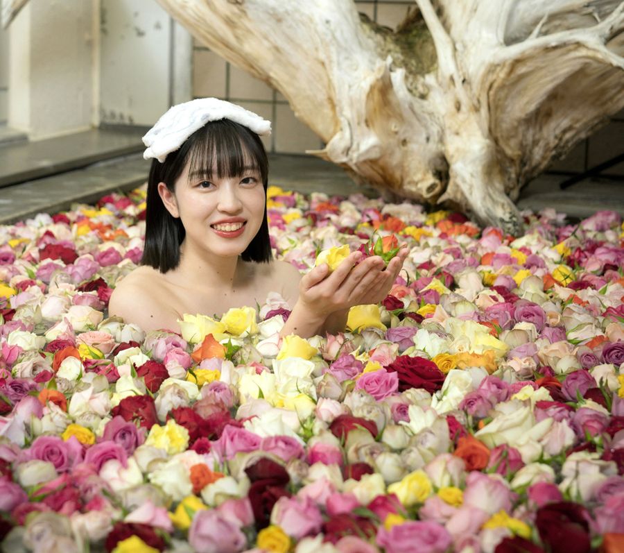 お姫様気分が味わえるバラ風呂（馬路温泉提供）