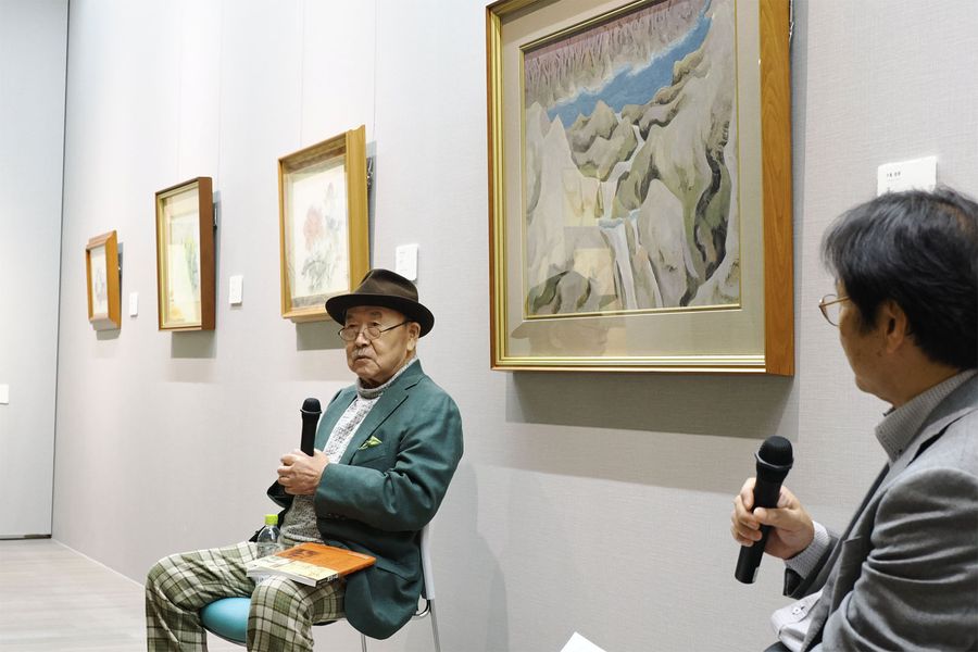 父・中島敬朝の作品を寄贈し、思い出を語る丈博さん（中土佐町久礼のなかとさ美術館）