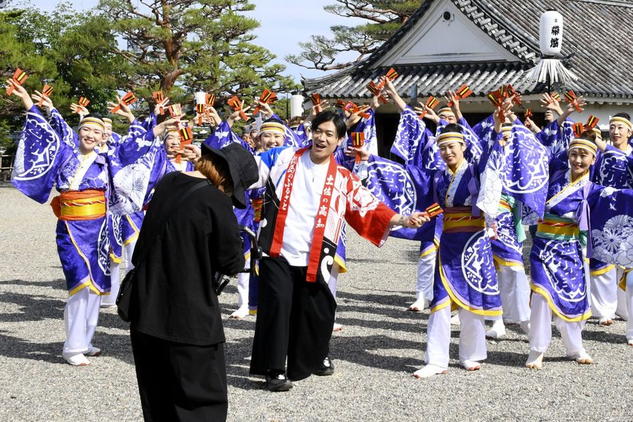 高知城でミュージックビデオを撮影する吉田皓一さん＝中央（高知市丸ノ内１丁目）