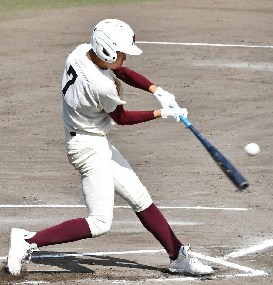【高知中ク―明徳中ク】５回表高知中ク１死二塁、代打の森田清が左越え二塁打を放ち１点を先制する（春野球場＝乙井康弘撮影）