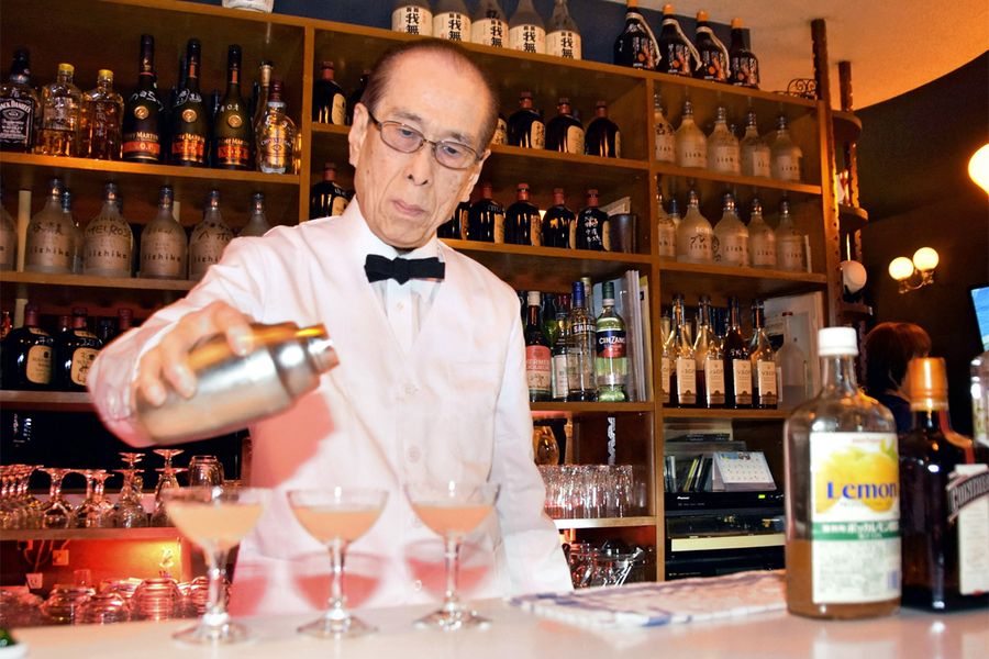 カクテルを作る大村征史さん。白いバーコートは常連客からプレゼントされた(写真はいずれも安芸市本町1丁目の「洋酒BARニューバッカス」)