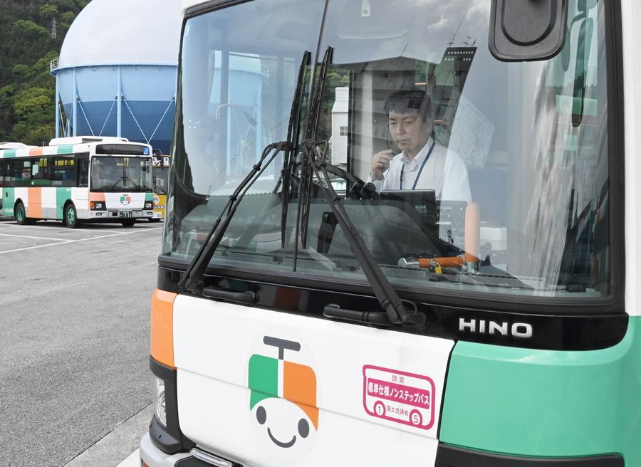 バス運転手確保に苦慮するとさでん交通。今秋から中型・小型車両を導入する(同市桟橋通5丁目の同社桟橋車庫)