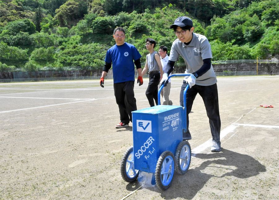 １５日開幕の「リョーマゴルフ　日高村オープン」に向け、グラウンドにラインを引いて駐車場を整備する村職員たち（日高村本郷）