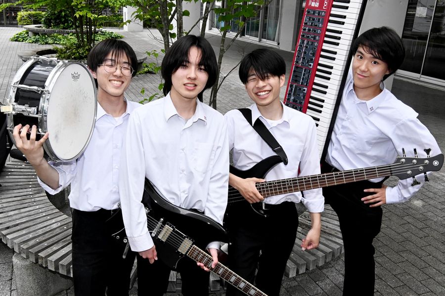 第4回全国高校軽音楽発表会で準グランプリに輝いた「Camellia」の4人(高知市塩屋崎町1丁目の土佐高校)