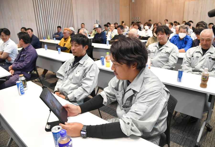 熱中症対策グッズを体験するなどした勉強会（高知市南宝永町の「福留開発」）