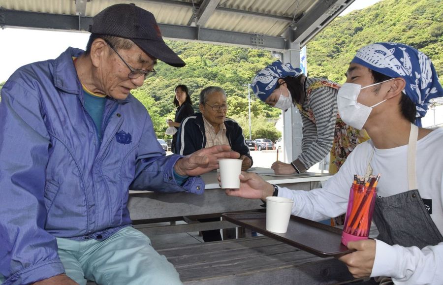 住民にスープを試飲してもらう高知大生＝右端＝ら（室戸市室戸岬町の椎名集落活動センターたのしいな）