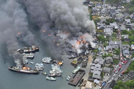 呉市の船舶解体現場の火災鎮圧 延焼の恐れなし、避難指示も解除 | 高知新聞