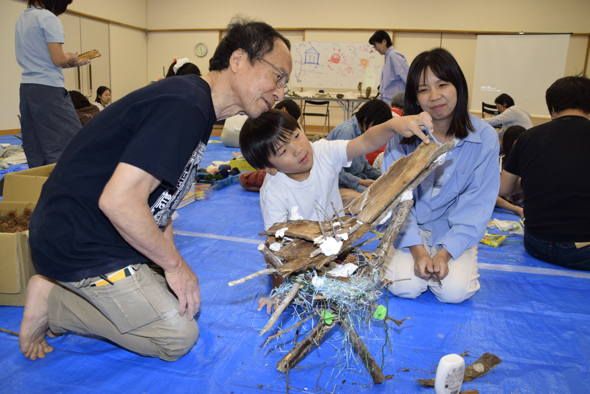絵本作家・鈴木まもるさんと「鳥の巣作り」親子連れら楽しむ 高知県