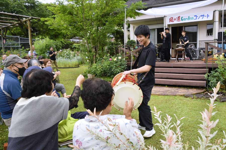 太鼓奏者らとコンサートを楽しむ来場者(津野町白石甲)