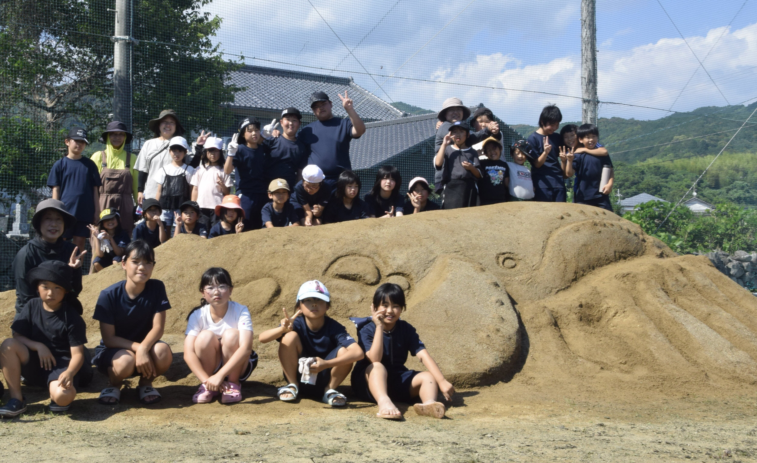 砂5トンでザトウクジラ作った！ 羽根小児童が挑戦 プロ砂像彫刻家の