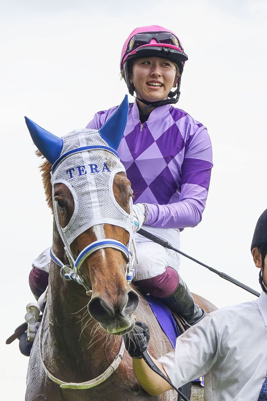 オークスでジュウリョクピエロに乗り、日本の女性騎手で初のGI優勝を果たした今村聖奈騎手=5月、東京競馬場