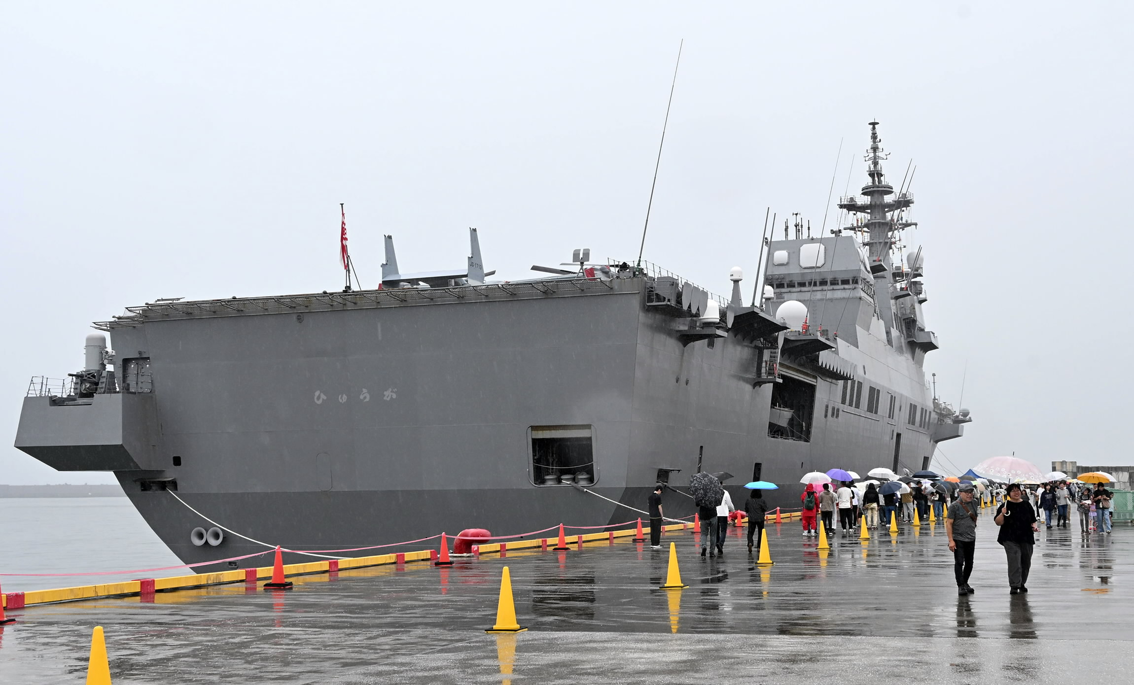 海上自衛隊 護衛艦ひゅうが 10周年記念 チャレンジ メダル 海上自衛隊の護衛艦「ひゅうが」高知新港で一般公開 県内外の4千人が