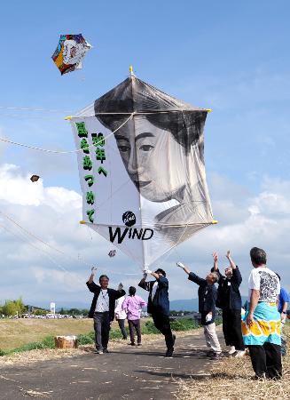 畳8枚の大だこ引っ張れ、新潟 刈谷田川で伝統行事 | 高知新聞