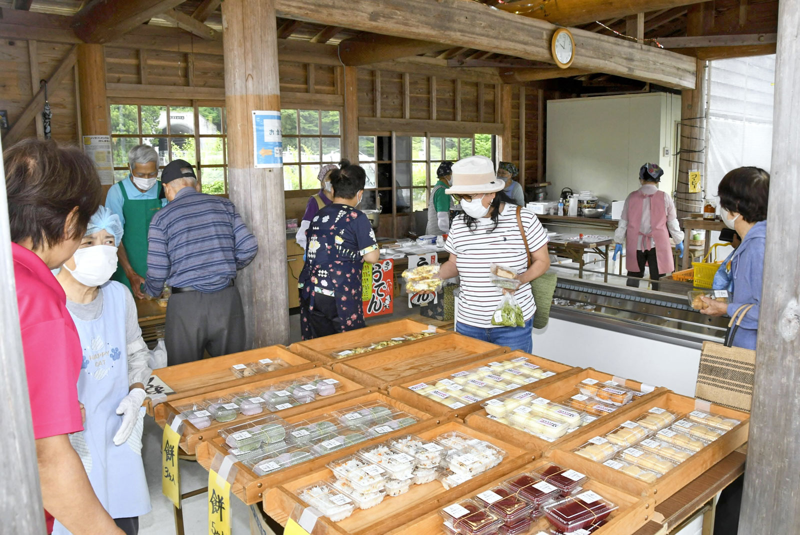 日曜は「やまさとの市」へ 品ぞろえ、週ごとに一変 女性2グループが