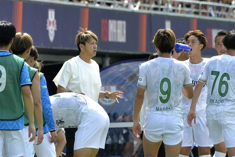 百年構想リーグの最終戦で選手を指揮する吉本岳史監督(6日、さいたま市のNACK5スタジアム大宮)
