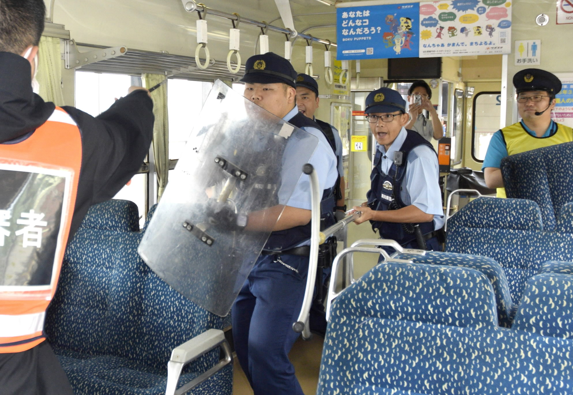 武器を捨てろ」 列車内の刃物男想定し訓練 土佐くろしお鉄道宿毛駅