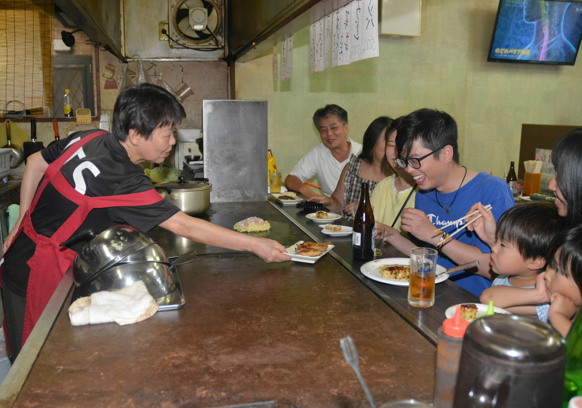 高知の「おたふく」お好み焼き店で温かいひと時