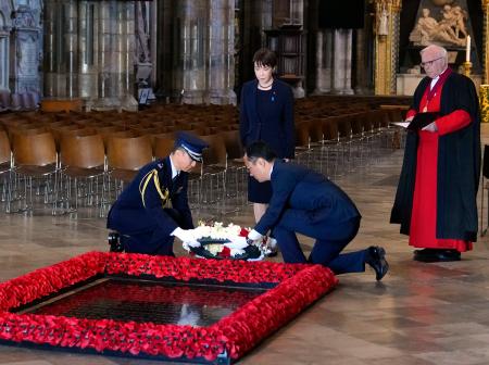 首相、英国戦士の墓に献花 イタリアでも予定 | 高知新聞