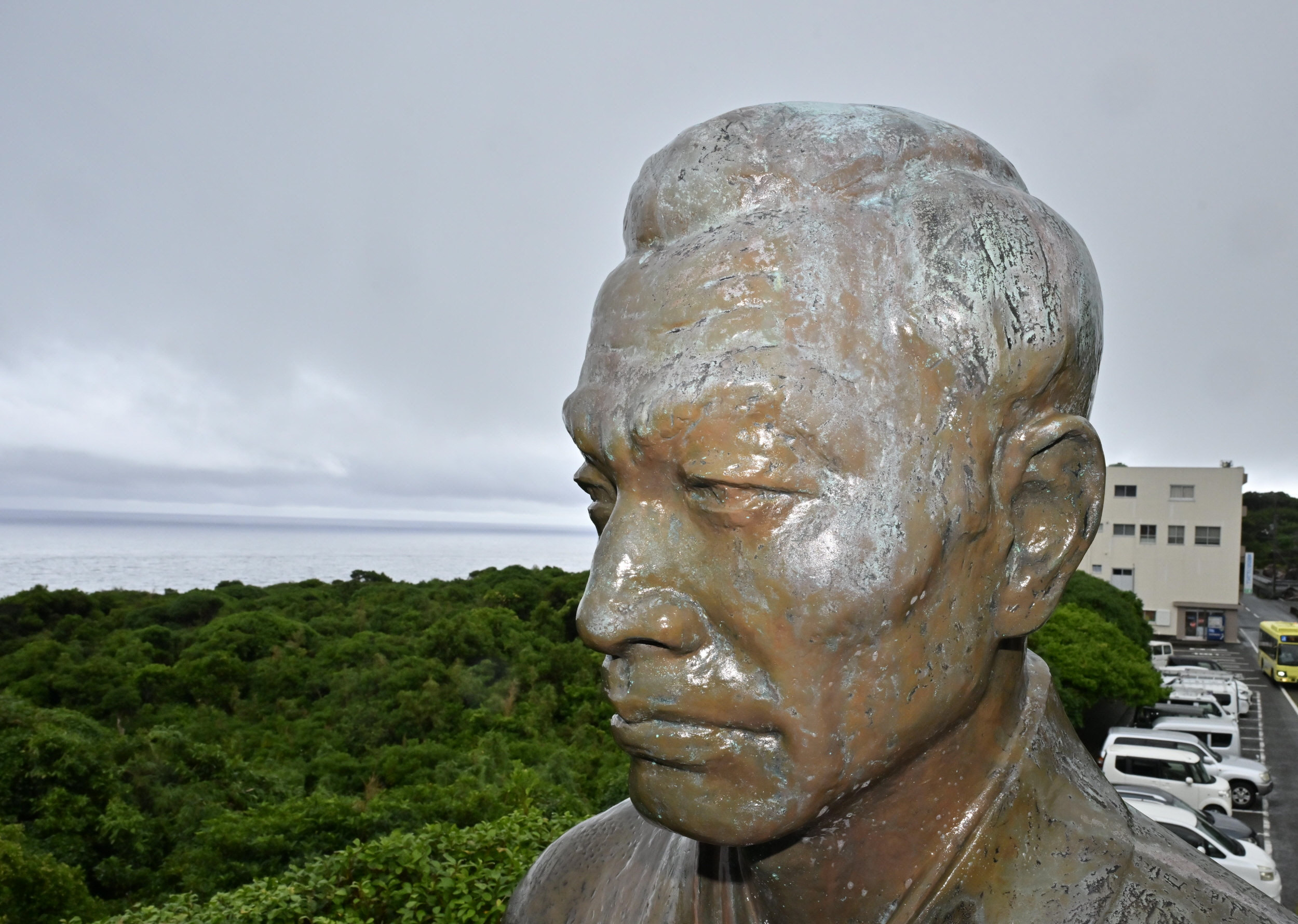 万次郎像」大河ドラマ化前にきれいに！ 高所作業車で洗浄 土佐清水市