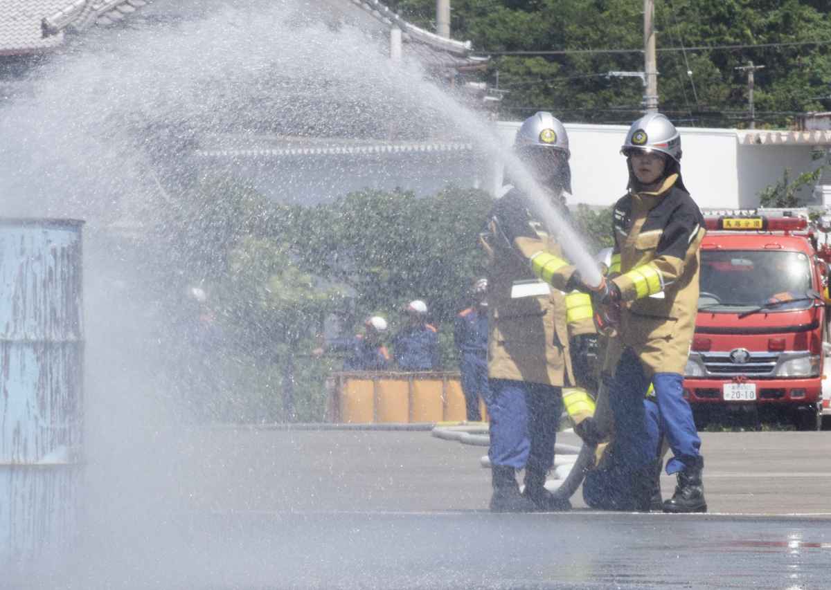 中芸消防団員が放水技術競う 高知県田野町で消防大会のサムネイル