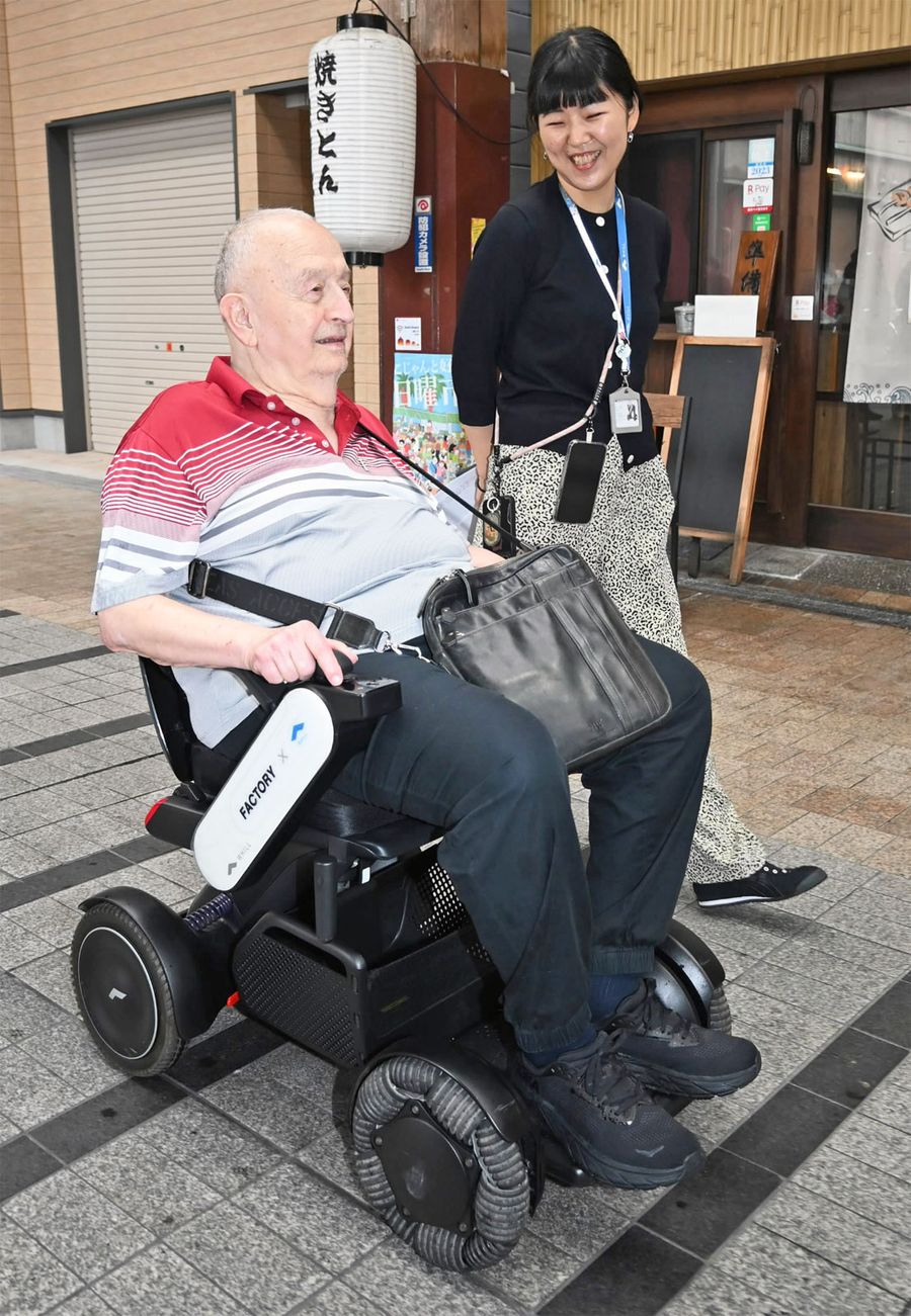 ナイスアイデア！高知城も登れます 電動車椅子で観光楽しんで 高知市の 