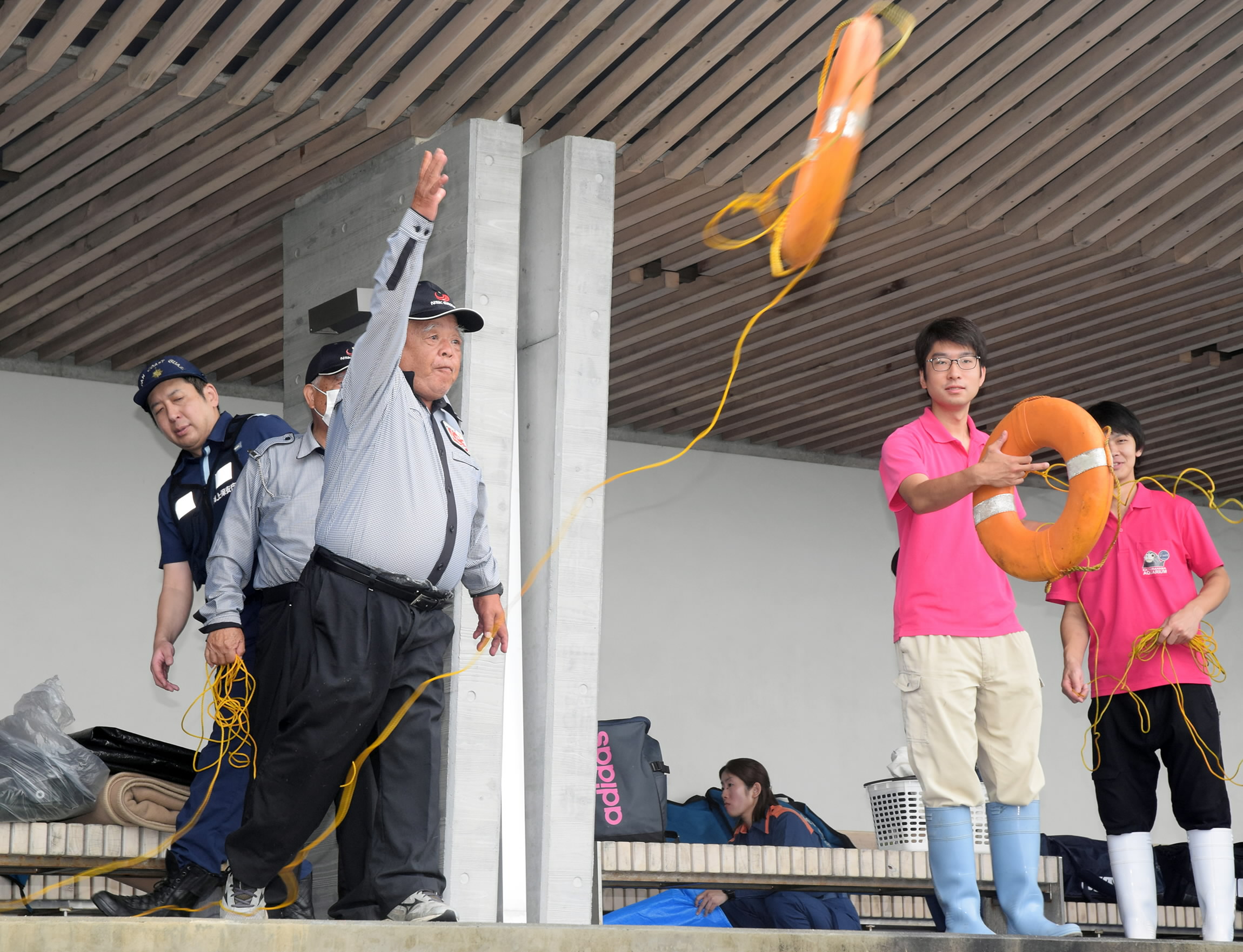 桂浜での水難防げ！ 官民7機関が救助訓練 | 高知新聞