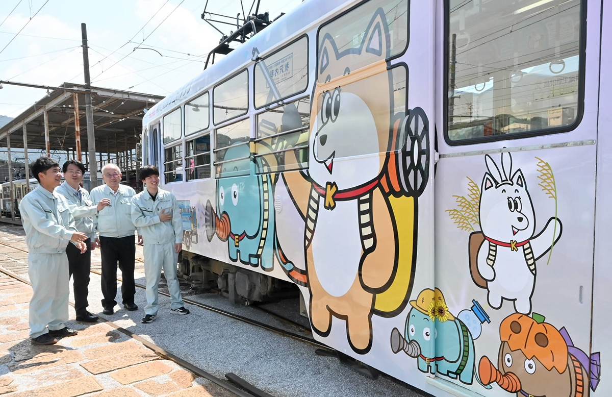 高知工業高生が考案した新キャラ ラッピング路面電車になって7月から