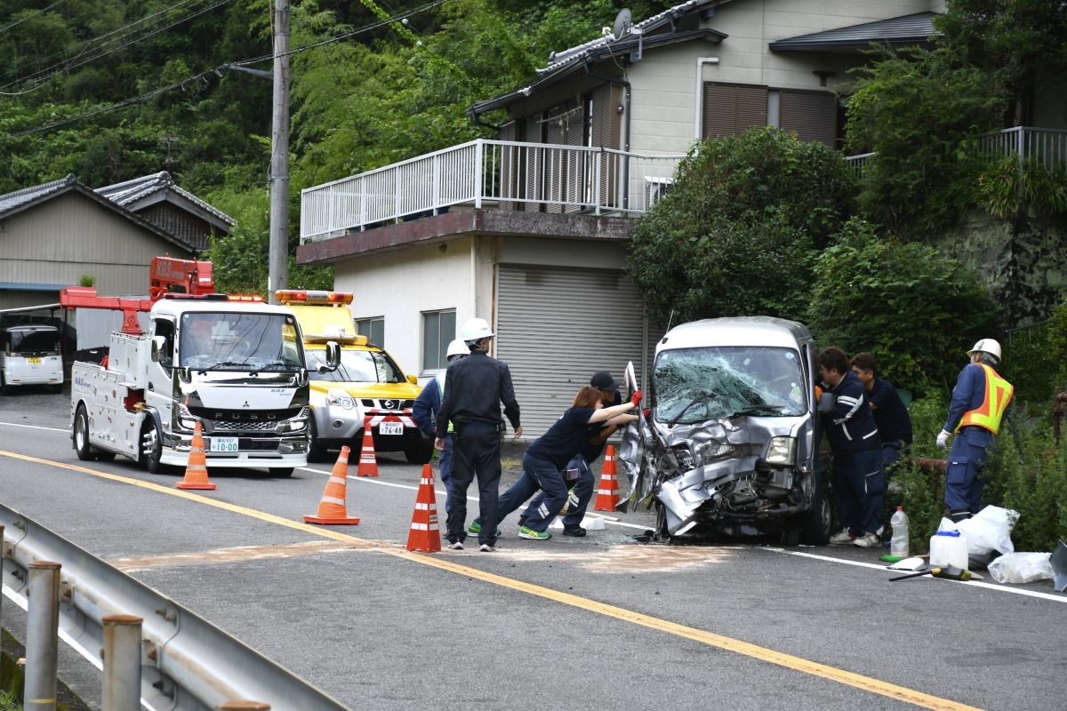 軽乗用車同士が正面衝突し、高齢夫婦が死亡 高知県土佐市の国道56号