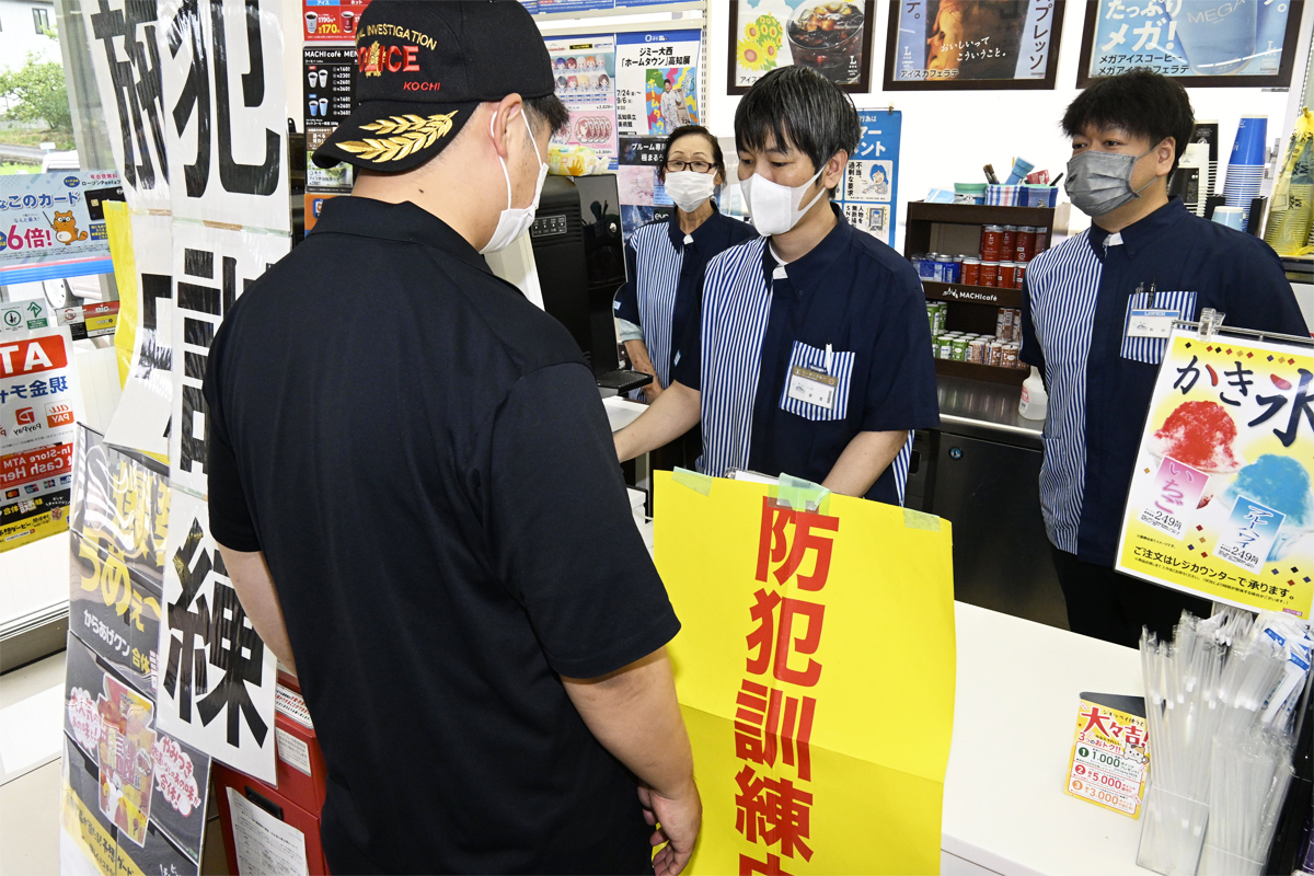 高知県四万十町のコンビニで詐欺防止訓練 | 高知新聞