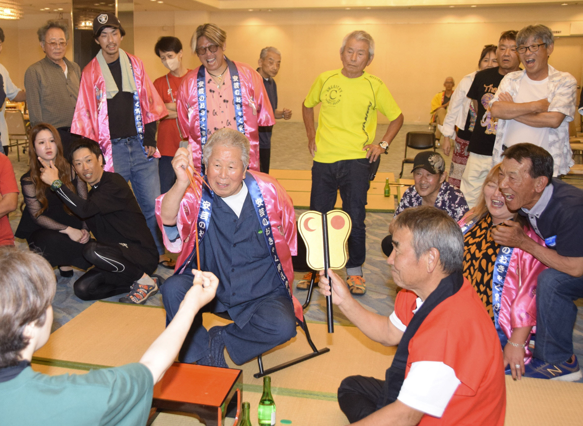 伝統のお座敷遊び「箸拳」で168人熱戦 高知県安芸市で大会 | 高知新聞