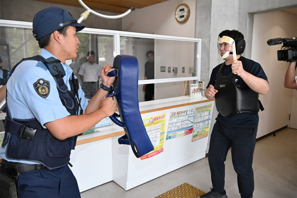 交番襲撃」暴漢への対応強化を 高知市で若手警官が訓練 | 高知新聞