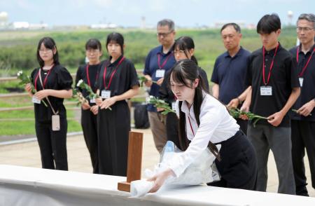 高校生ら、硫黄島で献花 「戦後」作文入賞し訪問 | 高知新聞