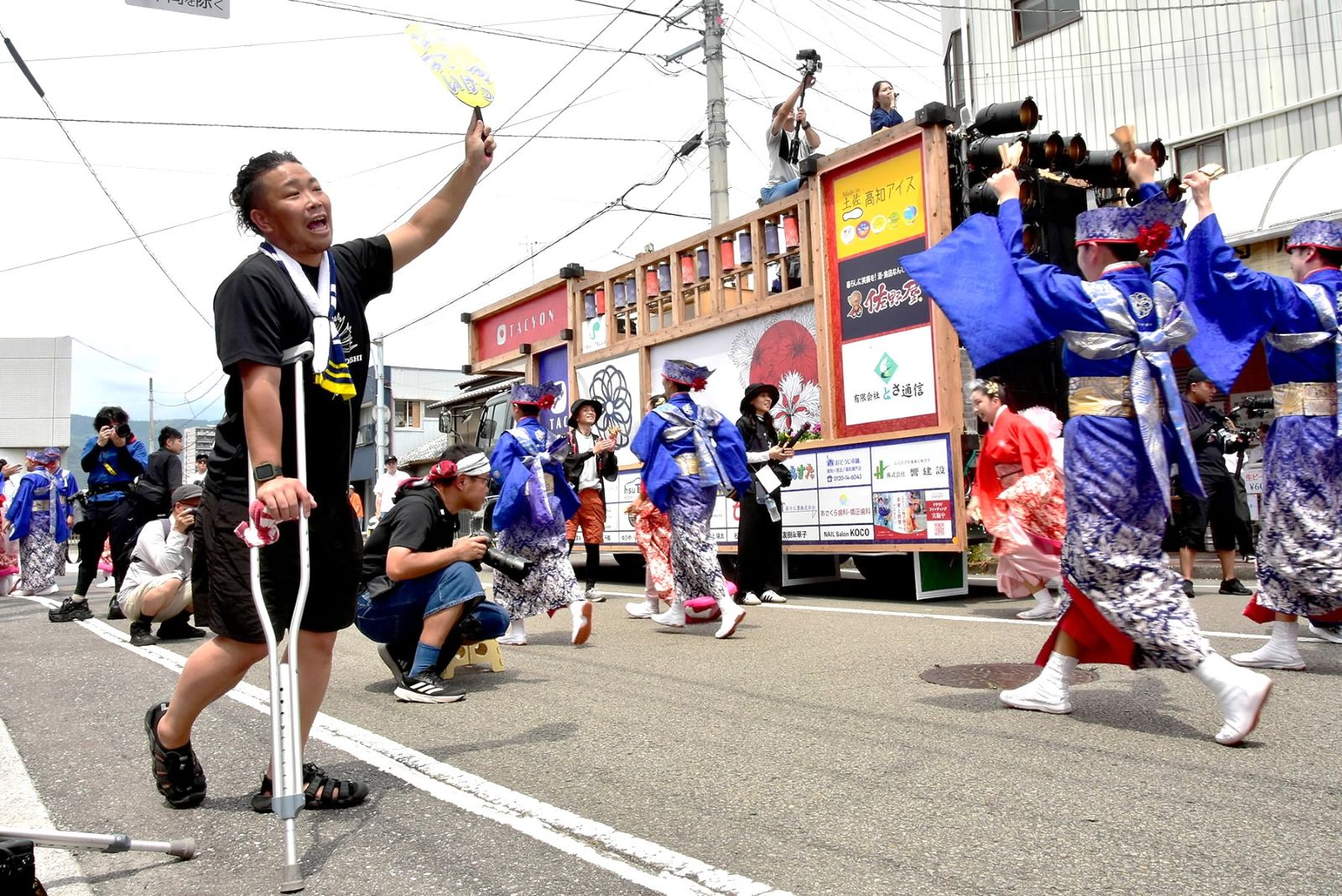 松葉づえで「がんばれー」 無念の〝欠場〟でも仲間を激励「元気をあげ