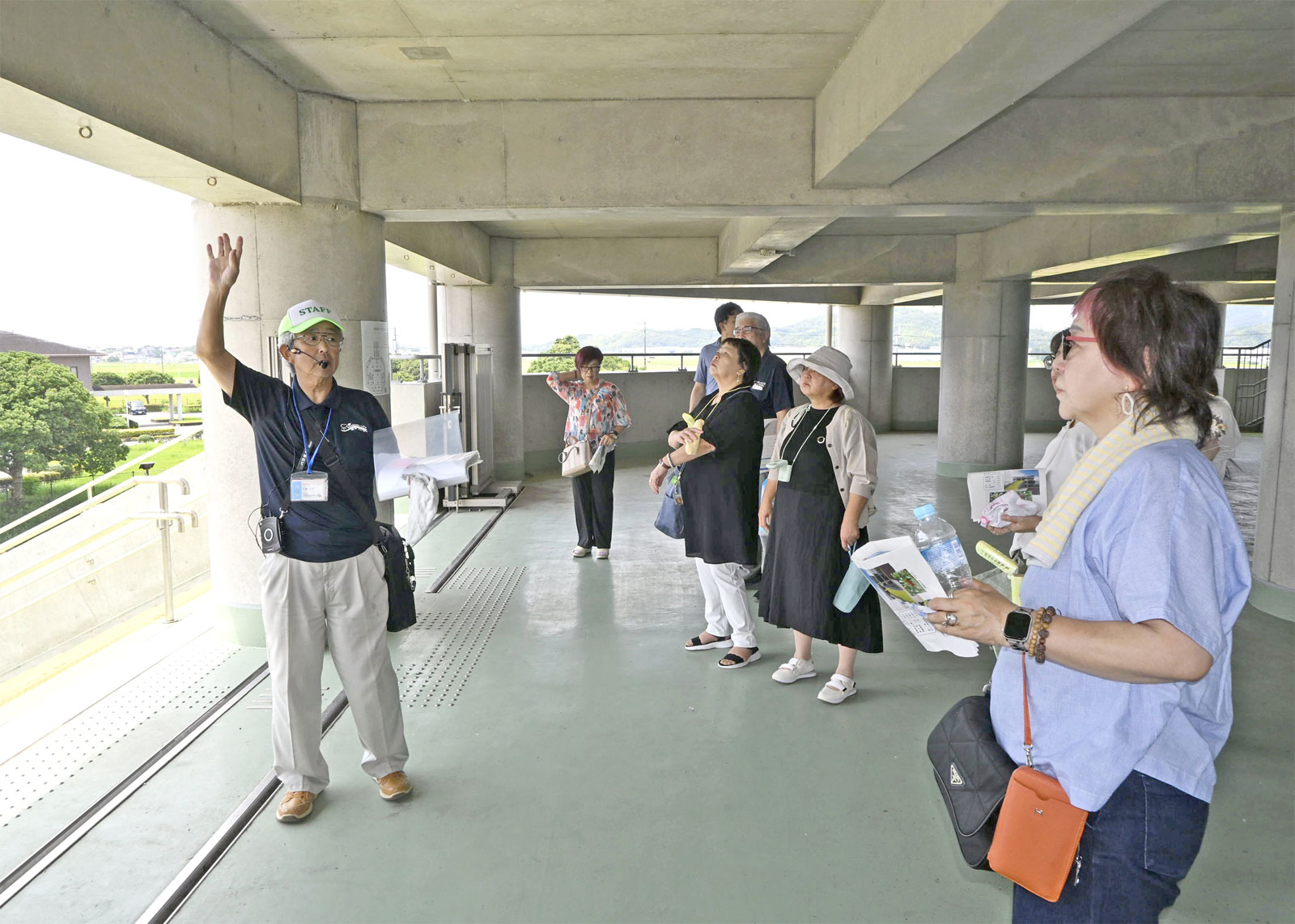 津波避難タワーのガイド好評 南国市観光案内人の会が高知県内外の学校