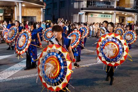 鳥取 しゃんしゃん祭 しゃんしゃん傘 ミニ傘 舞踊傘 青 金 鈴付き 鈴の音響く、鳥取で一斉傘踊り 山陰の夏彩る「しゃんしゃん祭」 | 高知新聞