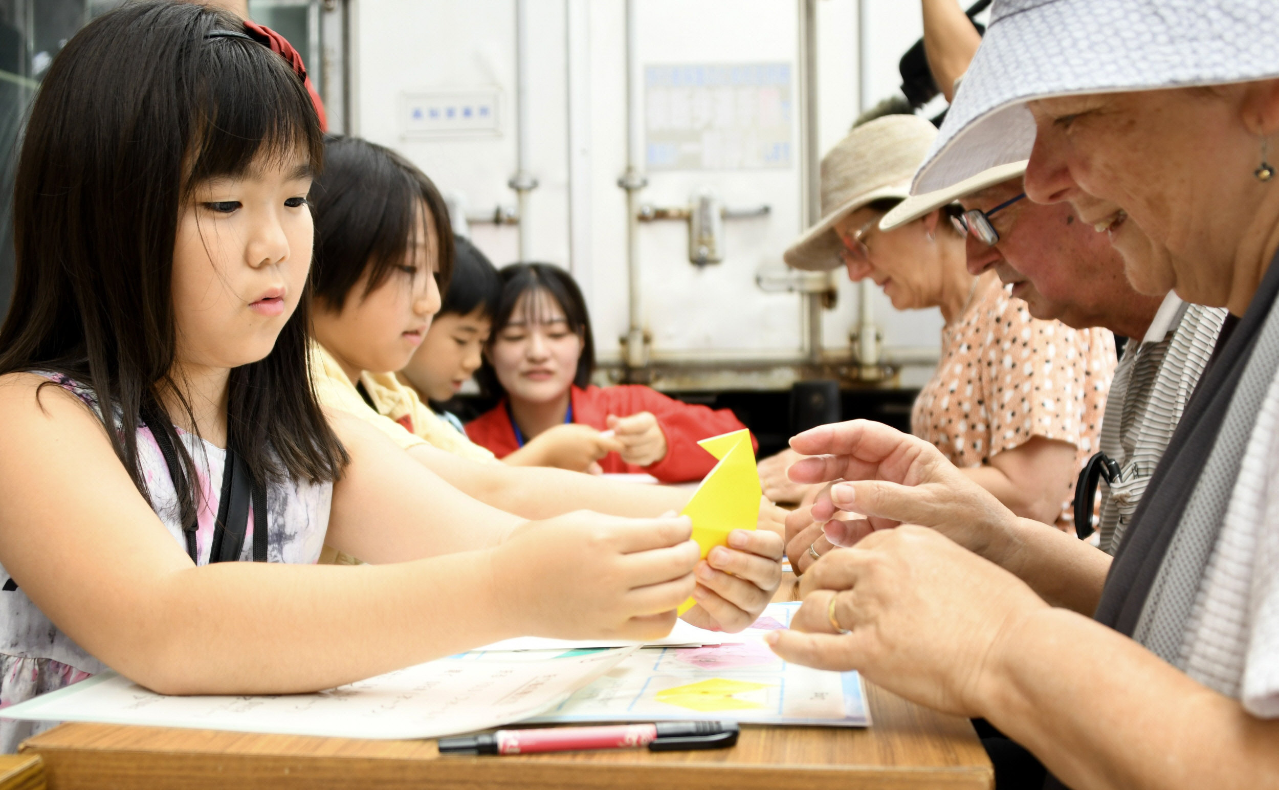 オリガミ レッツトライ！」 児童が外国人おもてなし 高知市 | 高知新聞