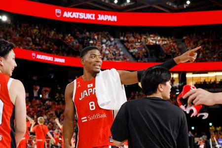 バスケットボール　赤 8 パネル　八村 バスケ八村、高まる周囲との連係 3点シュート次々、好アシストも