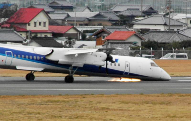 空の隙間 ボンバル機事故からの探求 5 機首接地 飛び散る火 高知新聞