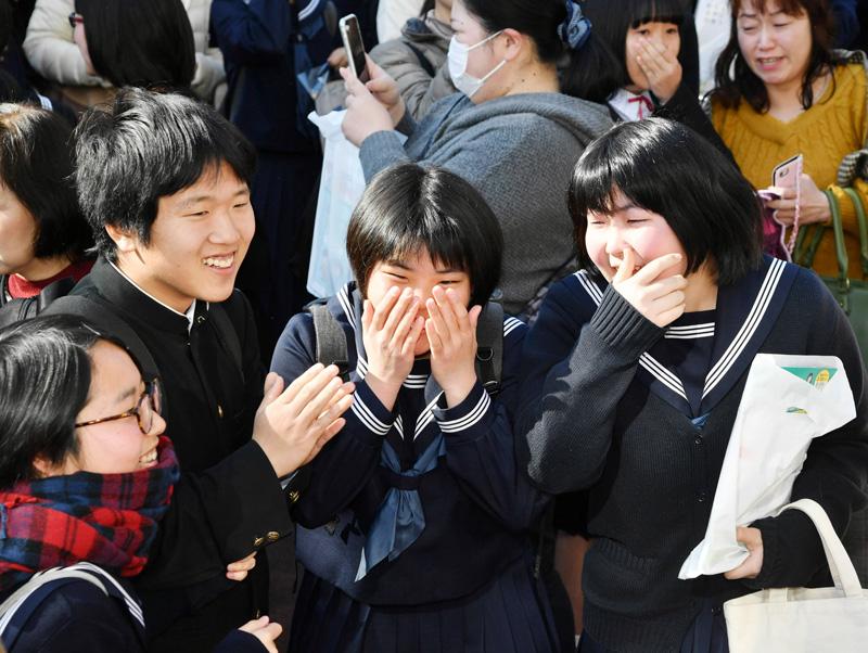 受かってる 歓声響く 県内公立高で合格発表 高知新聞