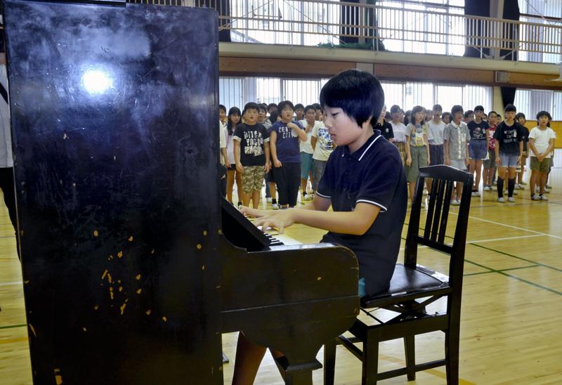 被爆ピアノで平和願う 一宮小で演奏会３５０人聞き入る 高知市 高知新聞
