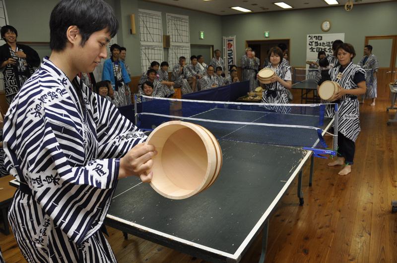 馬路で全国温泉卓球大会 スリッパ 風呂おけ 変わり種ラケットで熱戦 高知新聞